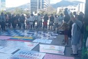 Los protestantes llegaron con pancartas, tambores y cornetas.