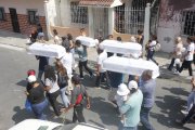 Los féretros recorrieron un sector del Guasmo Sur. Fueron cargados por familiares y vecinos.
