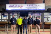 La Policía de Colombia recibió al capturado en el puente internacional Rumichaca.