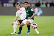 Jeddah (Saudi Arabia), 15/12/2023.- Angel Mena (R) of Club Leon in action against Takahiro Akimoto of Urawa Reds during the FIFA Club World Cup 2023 match beween Club Leon and Urawa Reds in Jeddah, Saudi Arabia, 15 December 2023. (Mundial de Fútbol, Arabia Saudita) EFE/EPA/ALI HAIDER