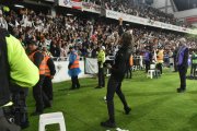 El eufórico festejo de Luis Zubeldía con la hinchada de Liga de Quito en el estadio Rodrigo Paz tras coronarse como campeón de la LigaPro.
