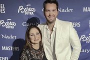 Danilo Parra con Gloria Estefan, en evento de la revista Imagen Miami.