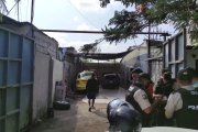 La Policía investiga el asesinato en el taller mecánico.