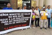 La mañana del jueves 4 de enero, los enfermos renales y sus familiares realizaron un plantón en los exteriores del Gobierno del Litoral, para exigir atención.