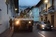 Las calles de Quito, con militares.