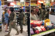 Los militares fueron recibidos con aplausos en el establecimiento comercial.