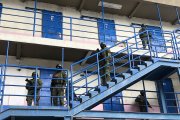 Militares custodian los patios y las celdas de los privados de la libertad.