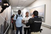 El detenido escuchando la lectura de sus derechos, tras su llegada de Panamá.