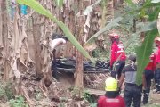 Bomberos junto con la Policía recuperaron el cuerpo que estaba entre matas de plátanos.