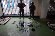 Los militares hallaron fundas de marihuana, armas y municiones durante un operativo realizado el lunes 22 de enero de 2024.