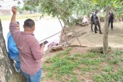 La víctima fue atada con un cabo desde la orilla del río para poder sacarla del agua.