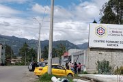 El cuerpo del adulto mayor fue trasladado al Centro Forense de Cuenca para determinar la causa de muerte.