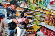 Funcionarios de Arcsa realizan inspecciones en perchas de supermercados.