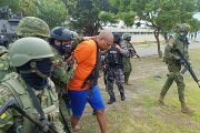 Momento en que alias Bereche, supuesto responsable de la revuelta carcelaria en Machala, fue embarcado en helicóptero.