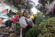 En su puesto Alexandra ofrece una gran variedad de plantas medicinales.