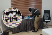 Durante los allanamientos también encontraron armas de fuego de distinto calibre.