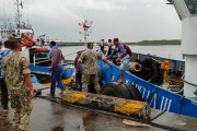 Los pescadores fueron rescatados por la Armada.