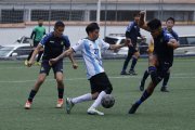 Los jugadores de Real Sociedad Junior (azul) no paraban de correr en el duelo ante Argentina.
