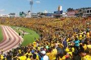 Hinchas de Barcelona en el estadio Olímpico de Atahualpa