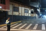 Los policías realizaron operativos para ubicar a los siete delincuentes que asaltaron un local comercial.