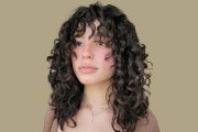 Hair curly. Llegó el momento de lucir tus rizos más rebeldes. Están en tendencia los que tienen volumen. Deja la idea de tener siempre el cabello lacio. Para resaltar puedes hacerte iluminaciones.