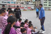 Mario Lastra con los chicos que forma en la escuela Jersey Star Ecuador, que funciona en el estadio de la liga barrial Eloy Alfaro de la capital