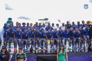 Toda la plantilla de Emelec con su nueva camiseta en el estadio Alejandro Serrano, de Cuenca.