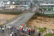 El puente sobre el río Caluma podría colapsar.