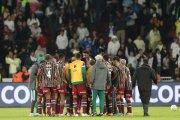 Jugadores de Fluminense se reúnen en el centro del campo, al final de un partido de la Recopa Sudamericana ante LDU.