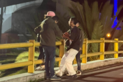 Jóvenes intervinieron y evitaron que ciudadano salte desde un puente.