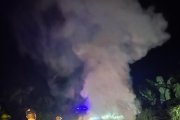 En la madrugada, los bomberos acudieron a apagar el fugo que consumía el vehículo.