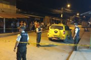 Por la forma en que quedó el cuerpo, se presume que el taxista iba a bajarse del automotor cuando ocurrió el ataque.