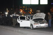 El auto desde donde el sospechoso lanzó el artefacto explosivo.