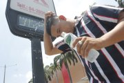 Los termómetros en la vía pública marcaron la altísima temperatura durante la mañana del domingo 17.