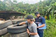 Personal del MSP fumiga en los barrios del norte de Machala  e informa sobre las medidas de contrarrestar el dengue.
