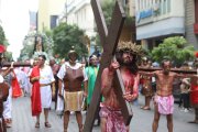 Joffre Morales, intérprete de Jesús, simulaba ser azotado por quienes ordenaba Poncio Pilato.