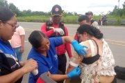Las unidades de socorro ayudaron a los visitantes colombianos luego del accidente.