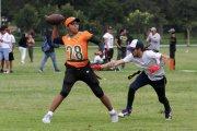 El parque La Carolina, en Quito, es la sede de decenas de jugadores tricolores de fútbol americano.