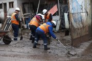 Gente de La Comuna empieza a sacar el lodo de las calles y casas.