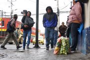 La venta ambulante afuera del mercado central de Cayambe consiste en productos como limones y demás.