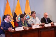 La canciller Gabriela Sommerfeld fue acompañada por otros funcionarios, como Roberto Izurieta, de Comunicación.