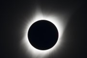 Un eclipse solar se produce cuando la luna tapa al sol.