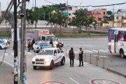 En la zona se agruparon agentes policiales para acordonar el área y buscar posibles indicios.