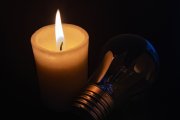 Ante la falta de energía eléctrica, hay quienes utilizan velas para iluminar sus espacios.