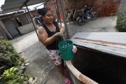 Ivonne Barrera, habitante de Las Mercedes, a 5 minutos de Naranjal, debe sacar a ‘pulso’ el agua que usa a diario. No puede usar bombas eléctricas.