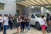 Los parientes del alcalde de Portovelo salían destrozados de la casa de salud donde se confirmó el deceso.