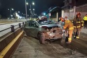 El vehículo del joven quedó totalmente destruido tras el fuerte impacto contra el muro del paso deprimido de la Avenida de las Américas.