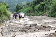 Pobladores deben caminar sobre lodo y superar los cortes en la vía.