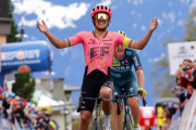 Richard Carapaz vuelve al triunfo en un tour.