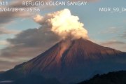 A través de cámaras de videovigilancia del ECU911 se visualizó actividad del volcán dese la mañana del domingo 28 de abril.